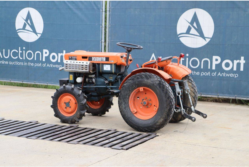 Kubota B7000 - Traktor: das Bild 3 Kubota B7000 - Traktor: das Bild 3