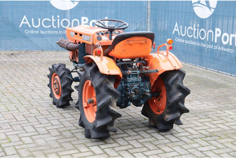 Kubota B7001 - Traktor: das Bild 4 Kubota B7001 - Traktor: das Bild 4