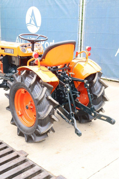 Traktor Kubota B7001DT: das Bild 17