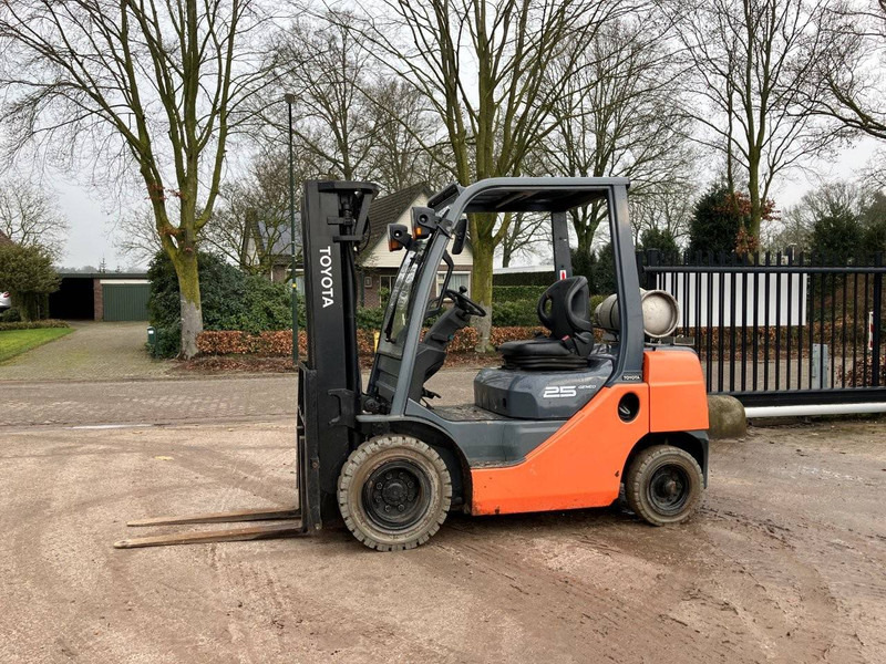 Toyota 02-8FG25 - Treibgasstapler: das Bild 1 Toyota 02-8FG25 - Treibgasstapler: das Bild 1