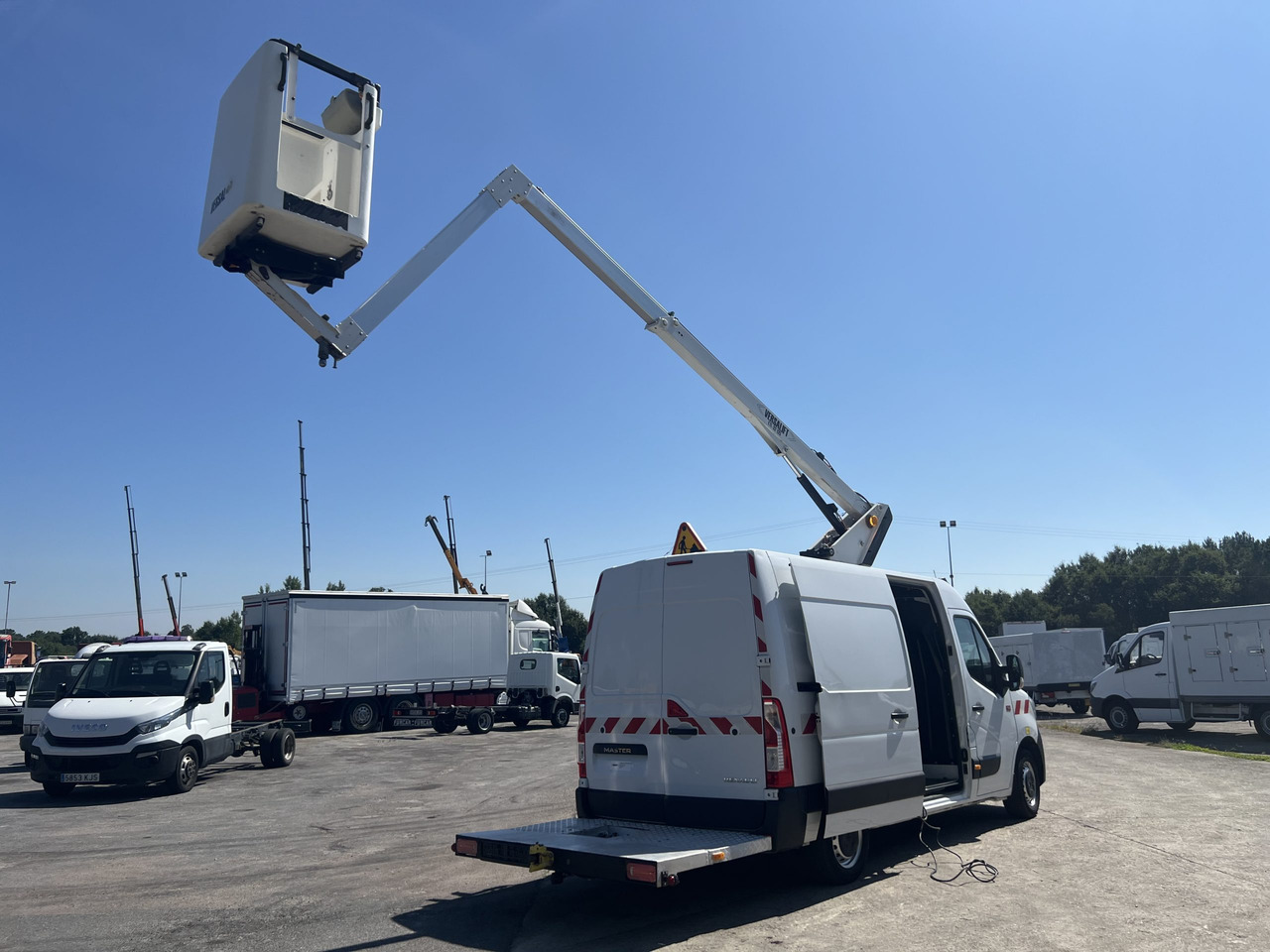 FURGON CON CESTA RENAULT MASTER - LKW mit Arbeitsbühne: das Bild 4 FURGON CON CESTA RENAULT MASTER - LKW mit Arbeitsbühne: das Bild 4