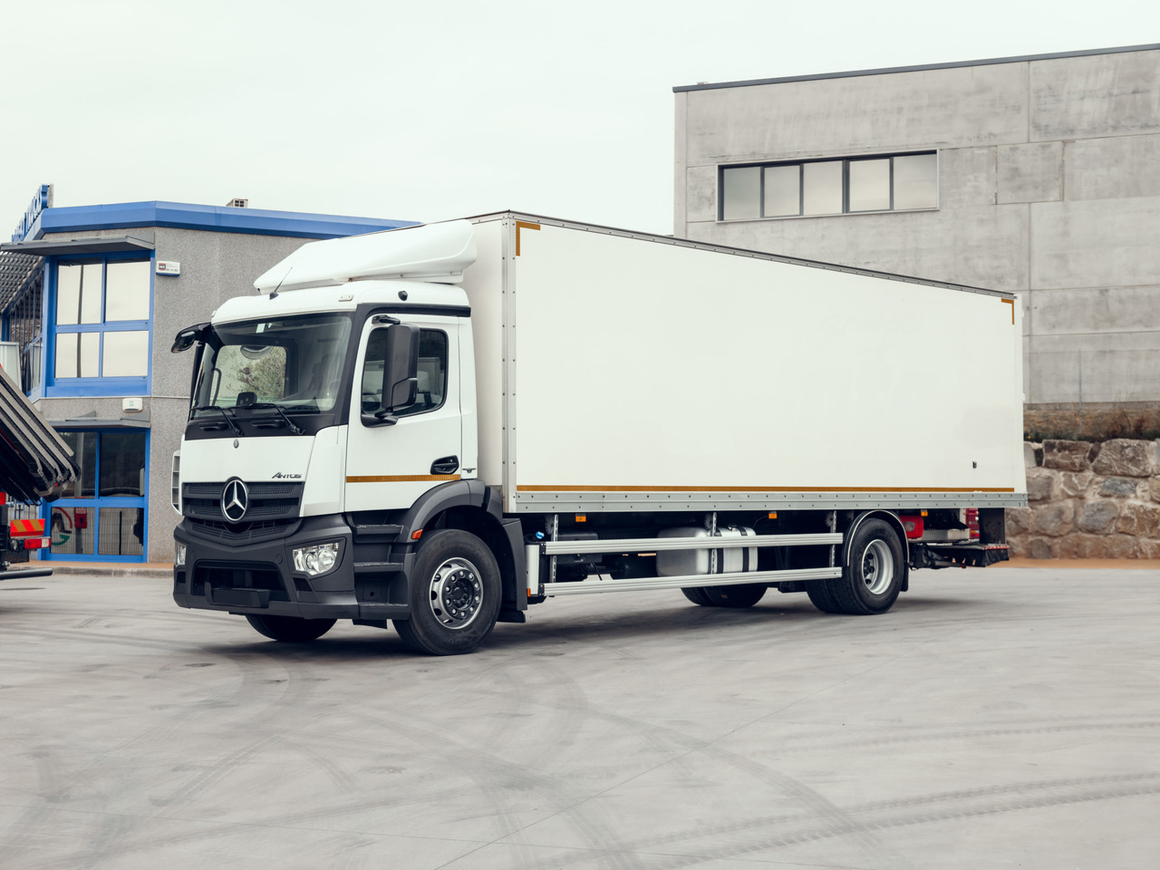 MERCEDES BENZ 18.30L Antos E6 (VAN) - Koffer LKW: das Bild 1 MERCEDES BENZ 18.30L Antos E6 (VAN) - Koffer LKW: das Bild 1
