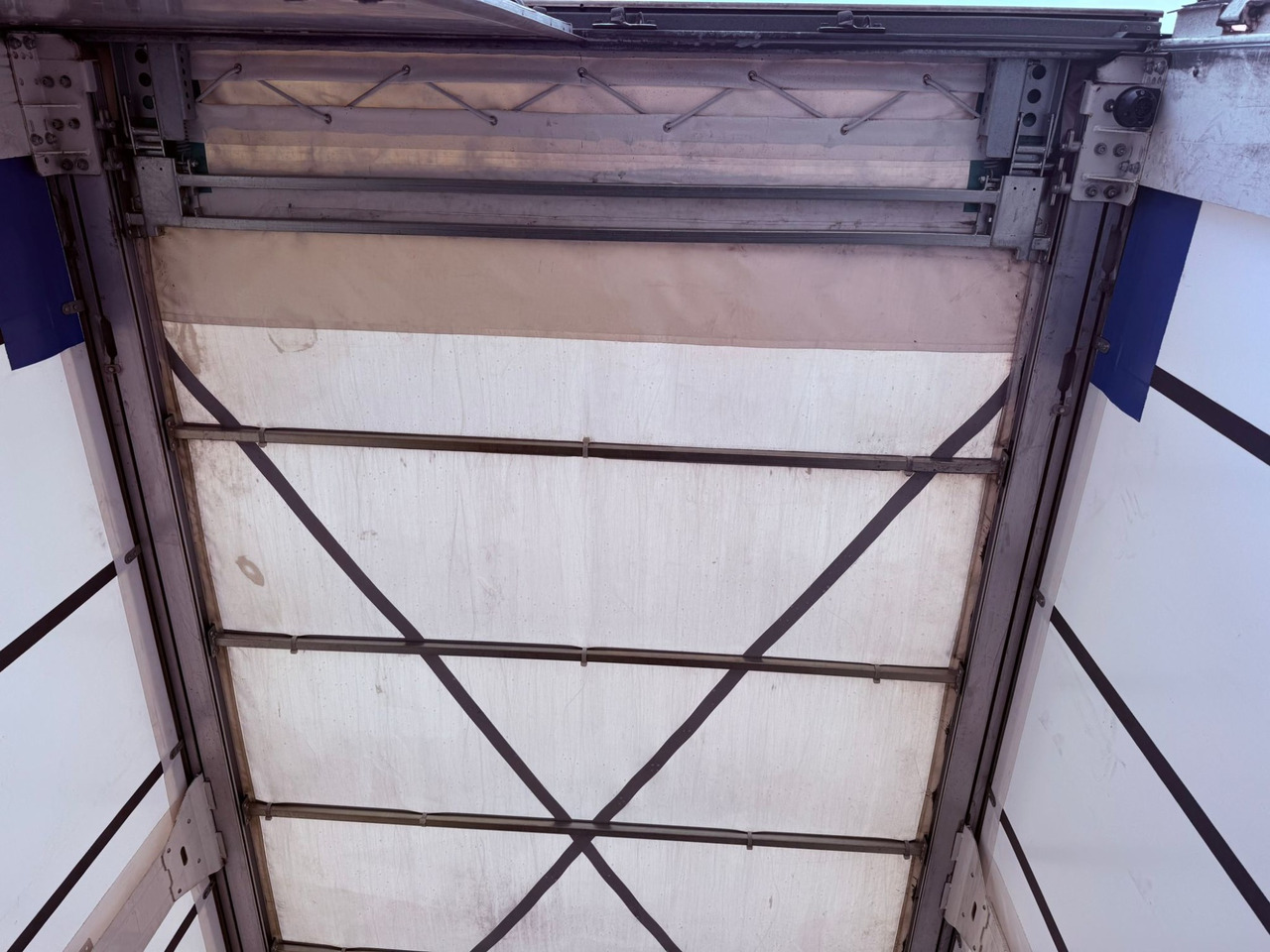 RENAULT D19 E6 (Tauliner) - Plane LKW: das Bild 3 RENAULT D19 E6 (Tauliner) - Plane LKW: das Bild 3