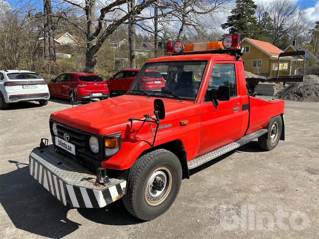 Garagebärgare / TOYOTA LAND CRUISER 70 P - Abschleppwagen: das Bild 1 Garagebärgare / TOYOTA LAND CRUISER 70 P - Abschleppwagen: das Bild 1