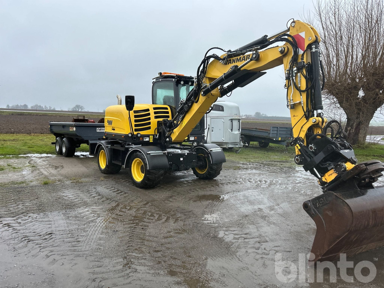 Yanmar B95W - Tippvagn - Tiltrotator - 6 Redskap - Mobilbagger: das Bild 4 Yanmar B95W - Tippvagn - Tiltrotator - 6 Redskap - Mobilbagger: das Bild 4